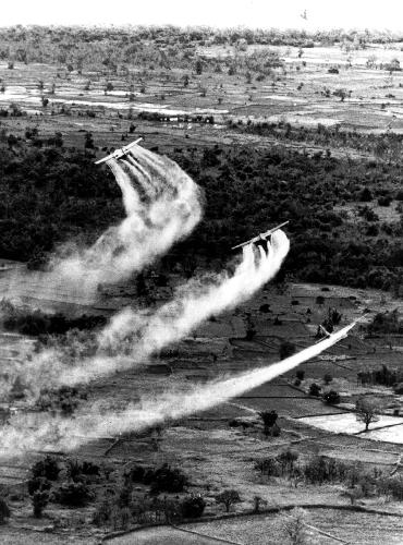 Americk vojensk letadla provd nad Vietnamem postik ppravkem defoliant Agent Orange.