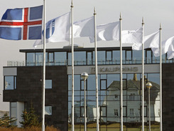Islandsk vlajka nad nejvt tamn bankou Kaupthing