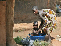 Uganda - Holčička myje brášku