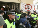 Městská policie dohlíží na pořádek u památníku 17.listopadu
