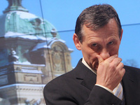 Jiří Čunek se drží za nos