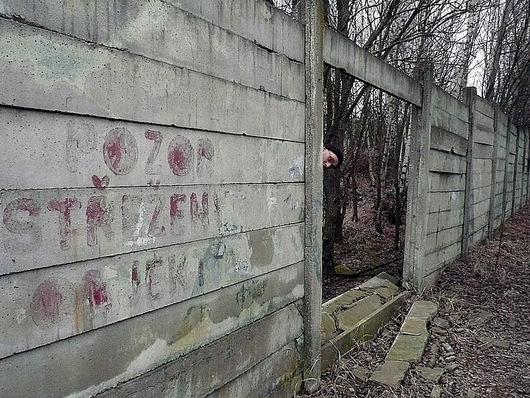 Za stedoeskm mstem Dob, v hlubokch lesch mimo turistick cesty, narazte na betonovou ze. Ujdete est kilometr, ne ji obejdete. Uvnit se skrv jedno z nejvtch eskch tajemstv studen vlky.