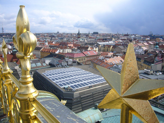Solární panely pronikly i do centra Prahy.