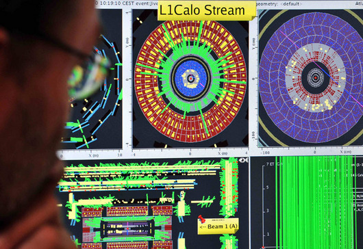 <b>20. 11. - Urychlova u zase funguje</b> - Po 14 mscch oprav se vdcm podailo znovu uvst do provozu ob urychlova tkch stic (LHC) v podzem na francouzsko-vcarsk hranici.<br>Technici v ptek veer zazen restartovali a podailo se jim doclit stabilnho proudu proton v 27 kilometr dlouhm prstenci.<br><b>Pipomete si tuto udlost <A href="http://aktualne.centrum.cz/veda/clanek.phtml?id=653640">ve lnku zde</A></b>