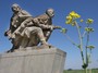 <b>29. 4. - Z komunistické obludy je Národní památník války</b> - Původně to byl památník Ostravské operace a jak komunističtí představitelé socialistického státu zdůrazňovali, především hold Rudé armádě, osvoboditelce Čechoslováků. Nyní se změnil v Národní památník války, až je to pořád stejné železobetonové monstrum, na kterém lidé údajně dobrovolně odpracovali 123 tisíc brigádnických hodin. <br>Cena rekonstrukce se přitom podle zjištění Aktuálně.cz vyšplhala až ke 200 milionů korun.<b>Další podrobnosti si </b><A href="http://aktualne.centrum.cz/domaci/kauzy/clanek.phtml?id=637332"><b>připomeňte ve článku zde</b></A>