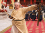 <b>3. 6. 2009 - David Carradine, zlosyn z Kill Billa, zemel na uduen</b> -  Dvaasedmdestilet herec David Carradine, kter se nejvce proslavil hlavn kladnou rol v serilu Kung-fu a pot postavou zlosyna ve dvoudlnm snmku Kill Bill od Quentina Tarantina, byl nalezen uduen ve svm hotelovm pokoji v thajskm Bangkoku. Carradin, jen v Thajsku natel film s nzvem Stretch, se celoivotn vnoval vchodnm duchovnm naukm.<br><b><A href="http://aktualne.centrum.cz/kultura/televize/clanek.phtml?id=639166">Dal podrobnosti si pette ve lnku zde</A></b>