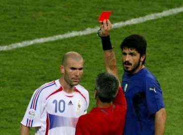 Francie - Itálie: Zidane dostává červenou kartu Francie - Itálie: Zidane dostává červenou kartu