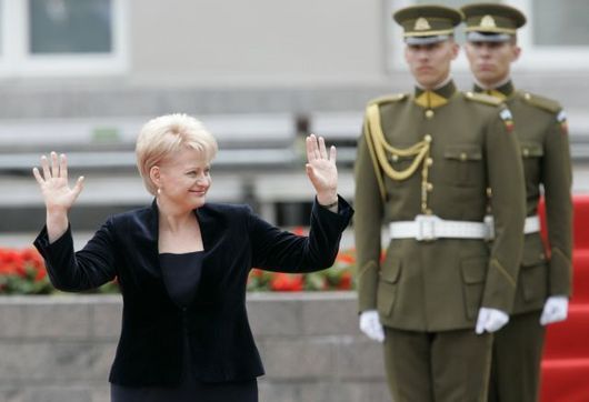 <b>18. 5. - Prezidentkou Litvy eurokomisaka </b> - Volii v Litv psali o vkendu djiny. Tm, e v prezidentskch volbch odevzdali pes 69 procent hlas eurokomisace Dalii Grybauskaiteov (na snmku), rozhodli o vsledku hlasovn u v prvnm kole.<br>Nkdej komunistick blok zem stedn a vchodn Evropy tak zskal prvn enskou hlavu sttu zvolenou pmo lidmi. Sousedn Lotysko sice reprezentovala v ele sttu ena (Vaira V&#299;&#311;e-Freiberga) u v letech 1999-2007, tam ale podobn jako v esk republice vol prezidenta parlament, nikoli pmo lid.<br><b>Pipomete si tuto udlost <A href="http://aktualne.centrum.cz/zahranici/evropa/clanek.phtml?id=637569">ve lnku zde</A></b>