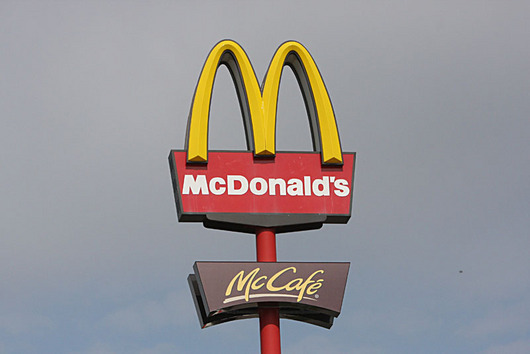 <b>27. 10. - McDonalds miz z Islandu</b> - Kvli hospodsk krizi zavr americk spolenost McDonalds vechny sv restaurace na Islandu.<br> Na ostrov pitom provozovala celkem ti restaurace, a to v hlavnm mst Reykjavk. Kvli klesajcm trbm se ale vlastnk rozhodl jejich innost ukonit.<br><b>Pipomete si tuto udlost <A href="http://aktualne.centrum.cz/ekonomika/business-ve-svete/clanek.phtml?id=651225">ve lnku zde</A></b>