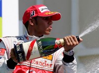 Lewis Hamilton oslavuje druhé místo ve Velké ceně Evropy