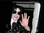 <b>25. 6. - Krl je mrtev, Michael Jackson podlehl zstav srdce</b> - "Krl" svtovho popu Michael Jackson zemel. Jackson byl po akutn srden phod nalhav pevezen na kliniku UCLA v kalifornskm Los Angeles a zde byl po nkolika pokusech o oiven prohlen za mrtvho. Zpvk byl v kmatu u pi pjezdu na kliniku a lkai ho nemohli zachrnit. <br>Michael Jackson dokzal navdy zmnit a nov definovat tern populrn hudby. Jeho nejslavnjho alba Thriller z roku 1982 se prodalo celosvtov na 108 milion kus - co z nj uinilo nejprodvanj desku vech dob - a po vydn strvilo v top ten hitpard Billboardu neuvitelnch osmdest tdn.<br> <b><A href="http://aktualne.centrum.cz/report/stalo-se/clanek.phtml?id=640924">Dal podrobnosti si pette ve lnku zde</A></b>