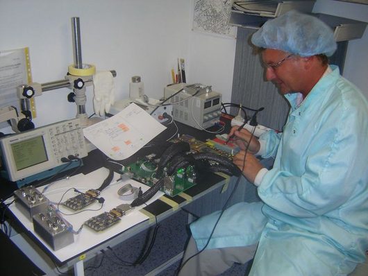 Testovn letov elektroniky esk sondy v laboratoch Czech Space Research Centre v Brn.
