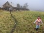 Odlouèená romská komunita v odlouèené lokalitì za vesnicí Velké Kunìtice na Jesenicku. K dvìma polorozpadlým domùm na èesko-polské hranici vede z jedné strany pì¹ina,