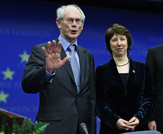 <b>19. 11. - slem 1 v EU je Van Rompuy! Kdo? A Ashtonov! Kdo?</b> - Historicky prvnm prezidentem EU byl zvolen v Evrop mlo znmy belgick premir Heman Van Rompuy.<br>Dvaaedestilet kesansk demokrat je stoupencem tsn evropsk integrace a nen proti zaveden dan na celoevropsk rovni. Nechce v Evropsk unii Turecko.<br>I dvojkou EU se stal mlo znm politik - evropskou diplomacii povede tiapadestilet Britka Catherine Ashtonov.<br><b>Pipomete si tuto udlost <A href="http://aktualne.centrum.cz/zahranici/evropska-unie/clanek.phtml?id=653522">ve lnku zde</A></b>