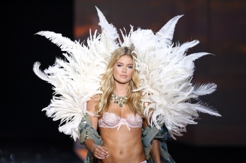 Victoria's Secret Fashion Show 2009 - Doutzen Kroes Victoria's Secret Fashion Show 2009 - Doutzen Kroes