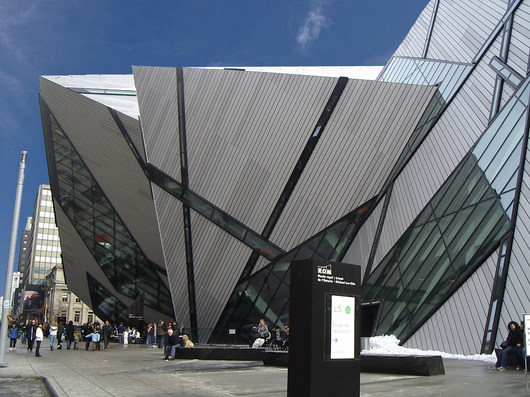 Modern přstavek torontskho muzea Royal Ontario od architekta Michaela Lee-China je kontroverznm dlem, na kter m odborn veřejnost v obou směrech jasn nzor.