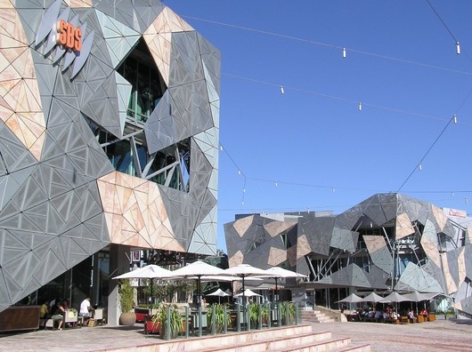 Federation Square v Melbourne je oznaÄováno jako místo k setkávání, což ostatnÄ vychází i z jeho názvu. Vizuální požitek však svým návštÄvníkům pÅíliš nenabízí.