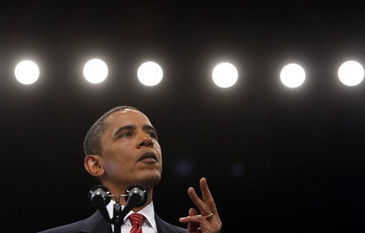 Barack Obama pi projevu ve West Pointu.
