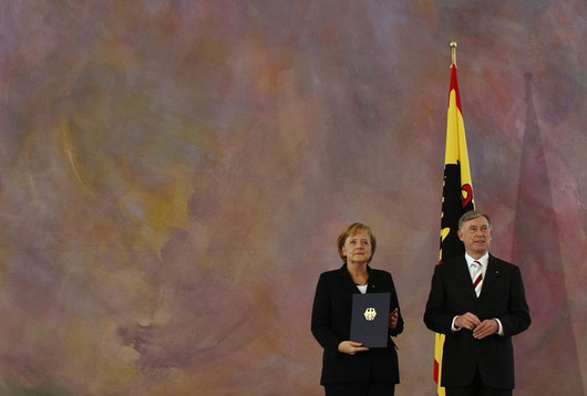 <b>23. 5. - Nmecko m staronovho prezidenta - Finannk Horst Khler, kter pt let zastval funkci nmeckho prezidenta, v sobotu obhjil svj post. Spolkov shromdn jej na dalch pt let posl do prezidentskho palce.<br>Khler, za jeho vzestupem stoj kesansk blok CDU/CSU kanclky Angely Merkelov, zvtzil ji v prvnm kole, kdy zskal potebnou absolutn vtinu hlas. <br><b>Pipomete si tuto udlost <A href="http://aktualne.centrum.cz/zahranici/evropa/clanek.phtml?id=638113">ve lnku zde</A></b>