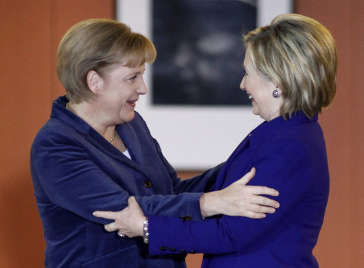 Angela Merkelov a Hilary Clintonov um ukzat, jak barva je zrovna v md.