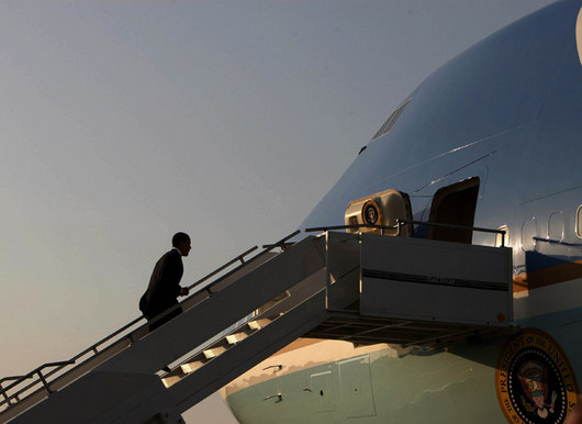 Barack Obama v siluet na spolenm portrtu se svm Air Force One.