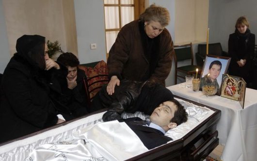 Rakev s mladým sáňkařem v domě rodiny Kumaritašviliových.