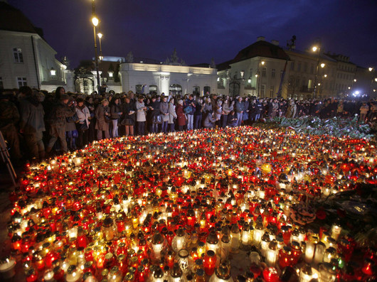 Prostranství před prezidetnským palácem ve Varšavě zaplavily  květiny a svíčky. Poláci sem přicházejí uctít památku prezidenta Lecha  Kaczyńského a jeho manželky Marie, stejně jako dalších desítek obětí  neštěstí.
