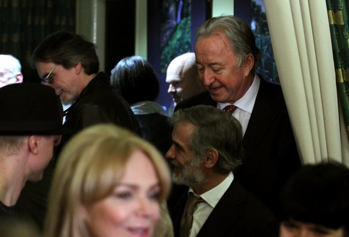 Bezpečný přístav salonku v kavárně Lucerna byl pro filmovou delegaci malý. Vpravo herci Oldřich Kaiser a Jiří Lábus, v popředí Dagmar Havlová.