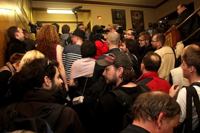 Tady jsou, novináři na schodech před sálem, smíseni s herci a tvůrci filmu. Slušnost se vytrácí, převahu získává psychologie davu.