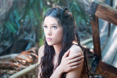 http://img.aktualne.centrum.cz/400/67/4006708-pirati-z-karibiku-na-vlnach-podivna-astrid-bergcs-frisbey.jpg