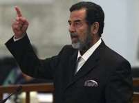 Saddám Husajn se překřikuje s šéfem tribunálu předčítajícím rozsudek