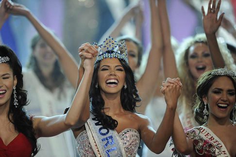 Miss World 2011 se dnes v Londýně stala Ivián Colmenaresová z Venezuely (uprostřed).