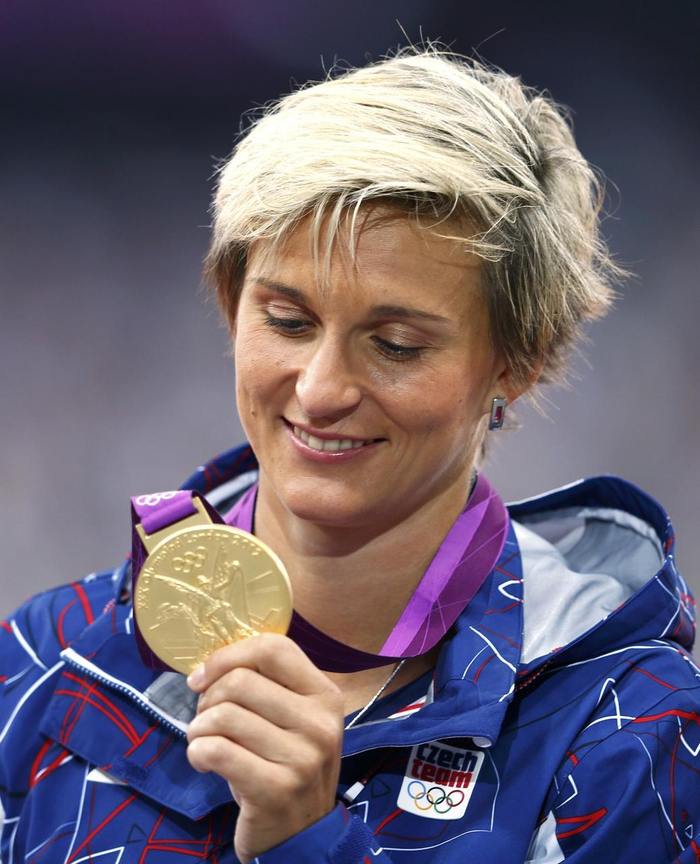 http://img.aktualne.centrum.cz/544/12/5441234-barbora-spotakova-se-zlatou-olympijskou-medaili.jpg