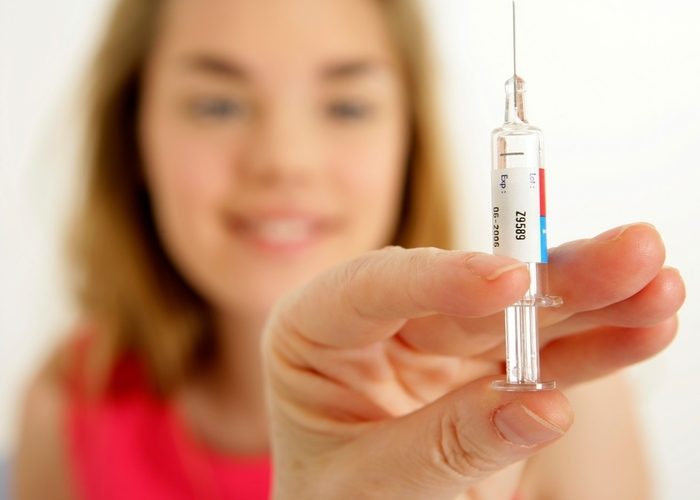 <H2>Očkování proti rakovině děložního čípku</H2><P>První vakcína proti lidskému papilomaviru HPV byla povolena v roce 2006. Podává se ve třech injekcích během šesti měsíců a chrání proti čtyřem nejnebezpečnějším kmenům HPV, které způsobují např. rakovinu děložního čípku či genitální bradavice. Za pouhých šest let se díky této vakcíně podařilo snížit výskyt nákaz HPV u dívek a mladých žen o více než polovinu. </P>