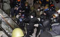 Demonstranti útočí na Ukrajinský dům, který se stal základnou policejních sil