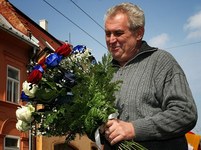 Miloš Zeman přijíždí na sjezd
