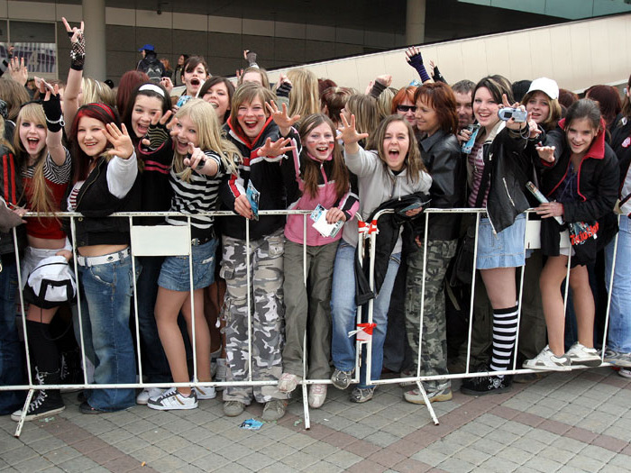 Tokio hotel v Praze - fanynky čekají na koncert