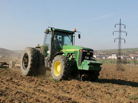 Traktor s bránami na poli u Uherského Brodu