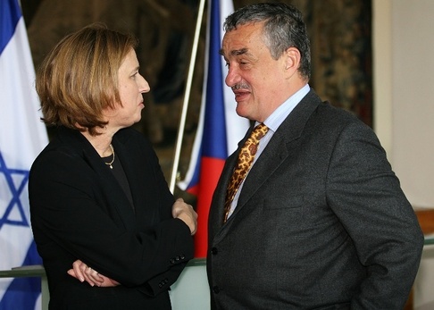 http://img.aktualne.centrum.cz/84/19/841979-karel-schwarzenberg-a-cipi-livni.jpg