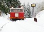 Popadané stromy zastavily vlaky, sníh uzavřel silnice