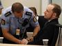 Breivik si stěžuje. Na vězeňské kafe, máslo i krémy